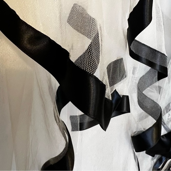 STRAPLESS White Tulle Ball Gown With Black Ribbon trim Size 12 Wedding or Prom - Picture 9 of 11